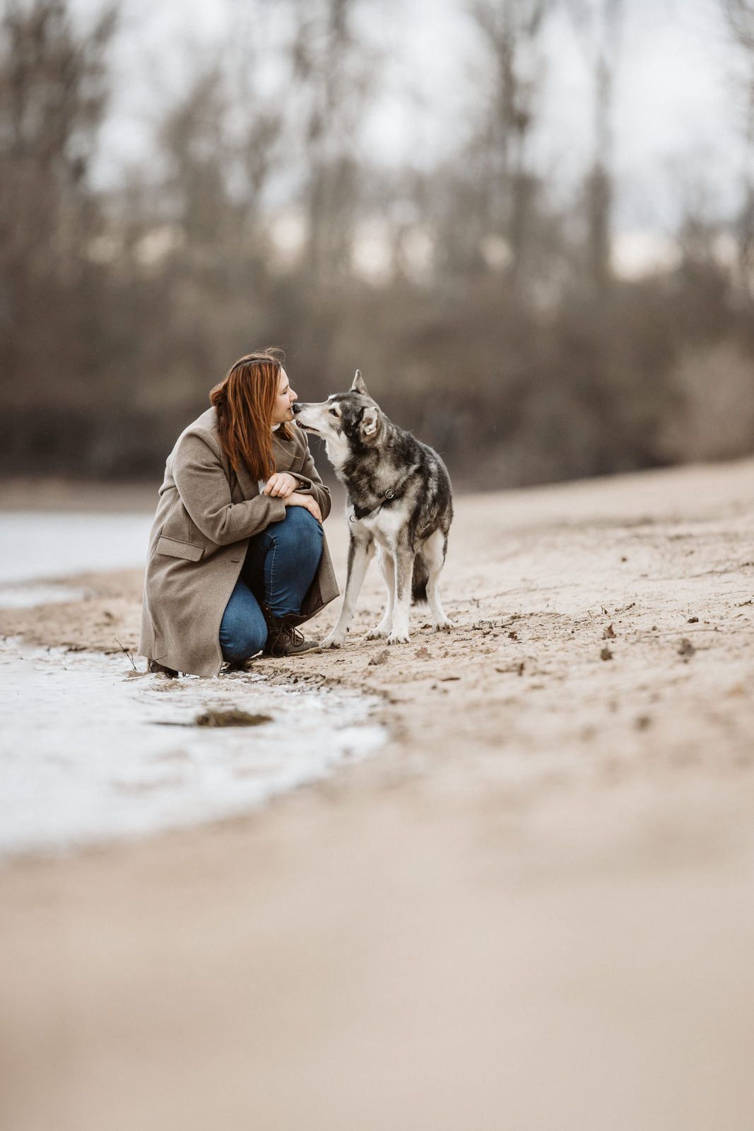 wedding-photographer-62 Frau mit Hund am See